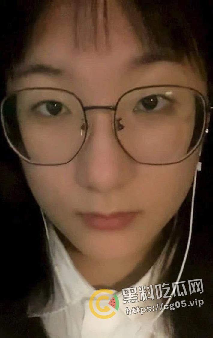 荆楚理工学院【何冰柯】被同班同学假装网友网调成功 写字 捏胸 做任务拍视频  殊不知主人就在旁边看着 第1张