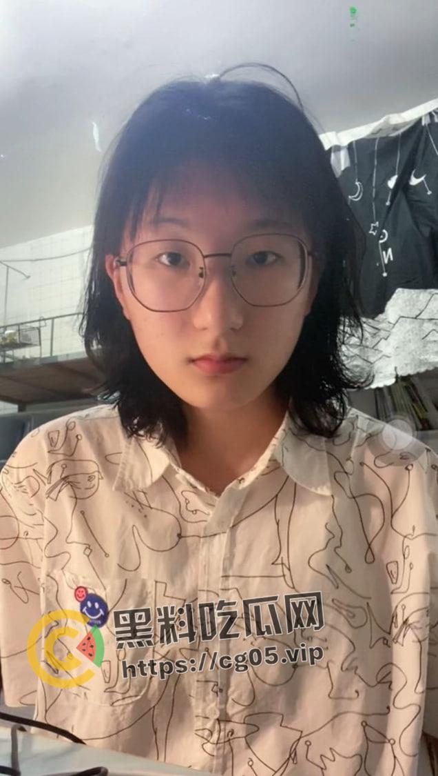 荆楚理工学院【何冰柯】被同班同学假装网友网调成功 写字 捏胸 做任务拍视频  殊不知主人就在旁边看着 第2张