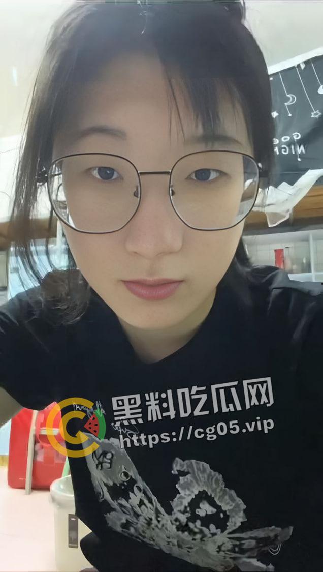 荆楚理工学院【何冰柯】被同班同学假装网友网调成功 写字 捏胸 做任务拍视频  殊不知主人就在旁边看着 第3张