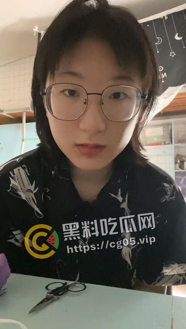 荆楚理工学院【何冰柯】被同班同学假装网友网调成功 写字 捏胸 做任务拍视频  殊不知主人就在旁边看着 第4张