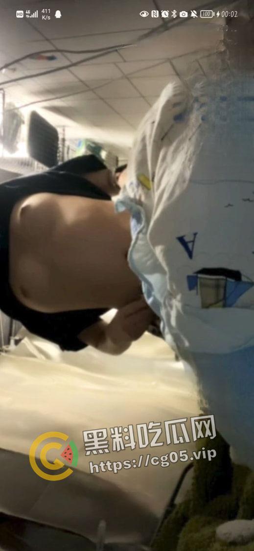 荆楚理工学院【何冰柯】被同班同学假装网友网调成功 写字 捏胸 做任务拍视频  殊不知主人就在旁边看着 第7张