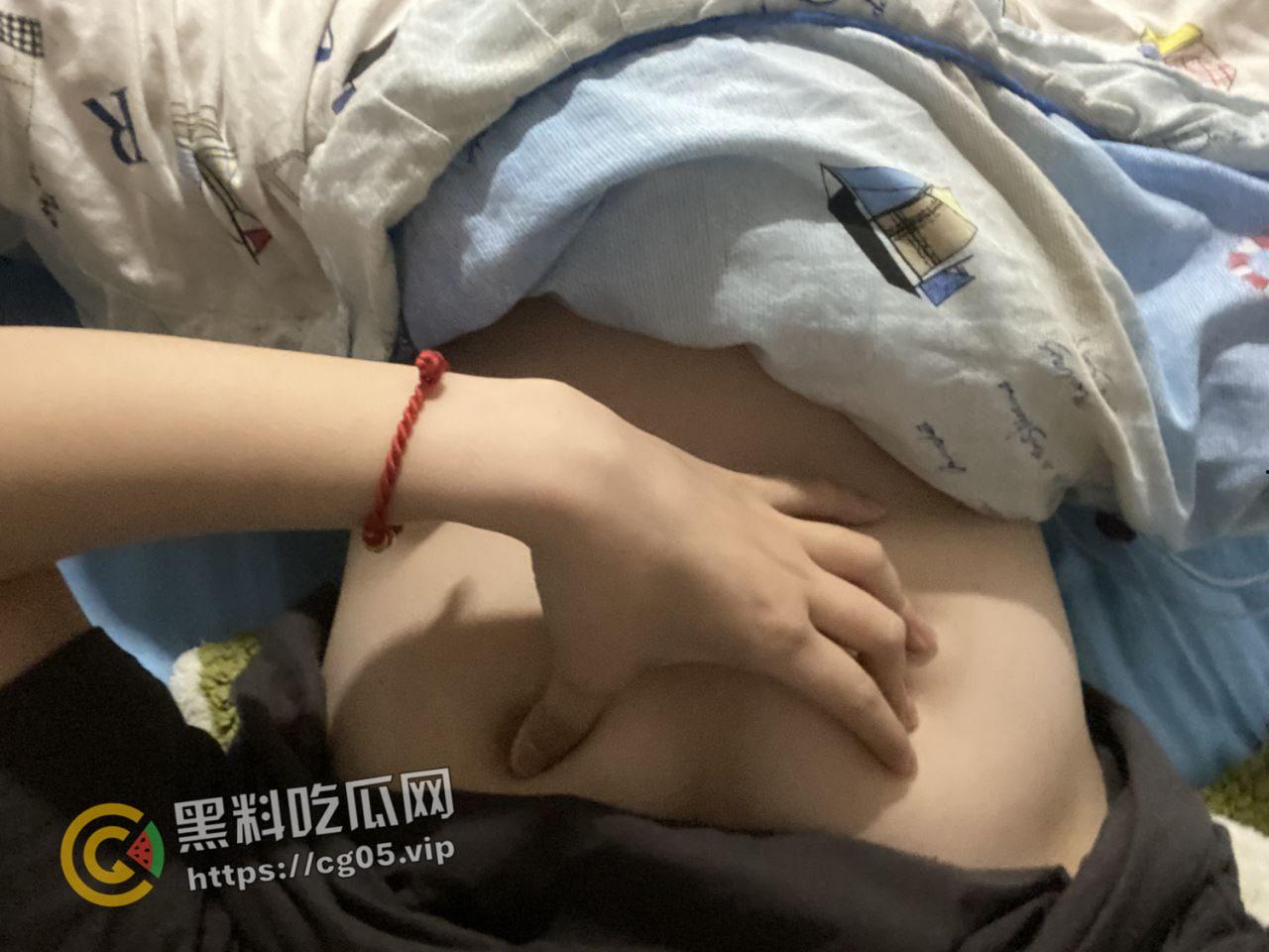 荆楚理工学院【何冰柯】被同班同学假装网友网调成功 写字 捏胸 做任务拍视频  殊不知主人就在旁边看着 第8张