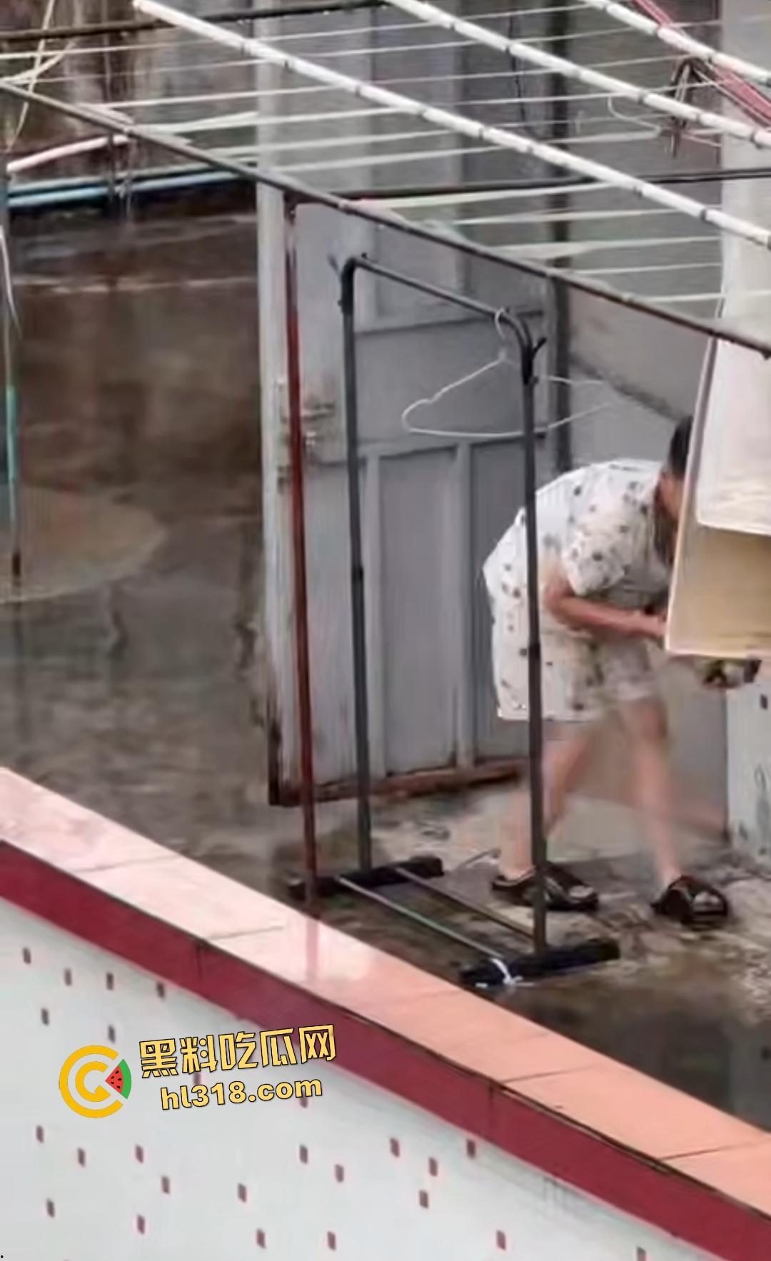 畜生小孩天台虐猫丧心病狂！甩来甩去地上狂摩擦，猫咪命悬一线，只能抓着杆子不放！  第3张