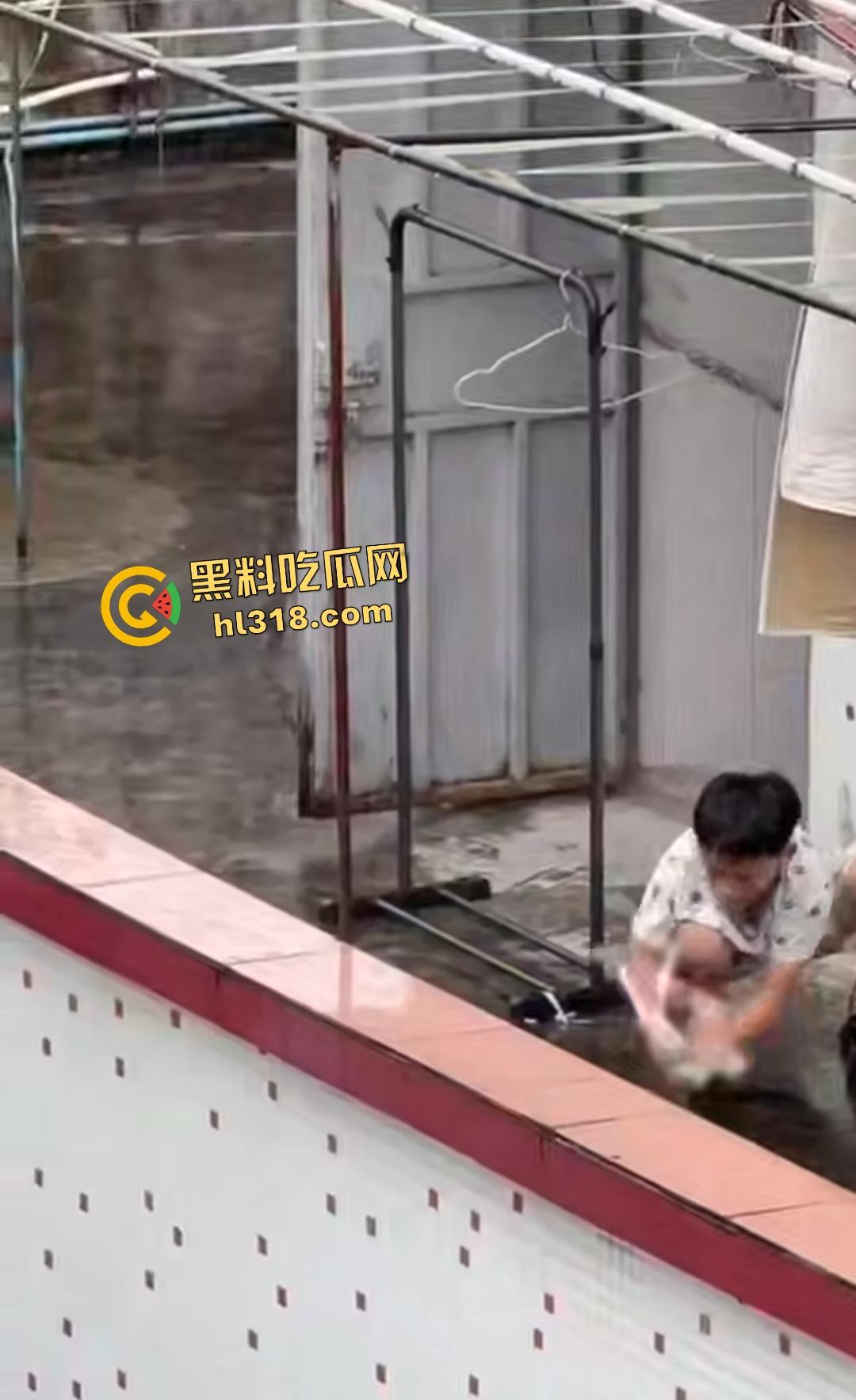 畜生小孩天台虐猫丧心病狂！甩来甩去地上狂摩擦，猫咪命悬一线，只能抓着杆子不放！  第4张