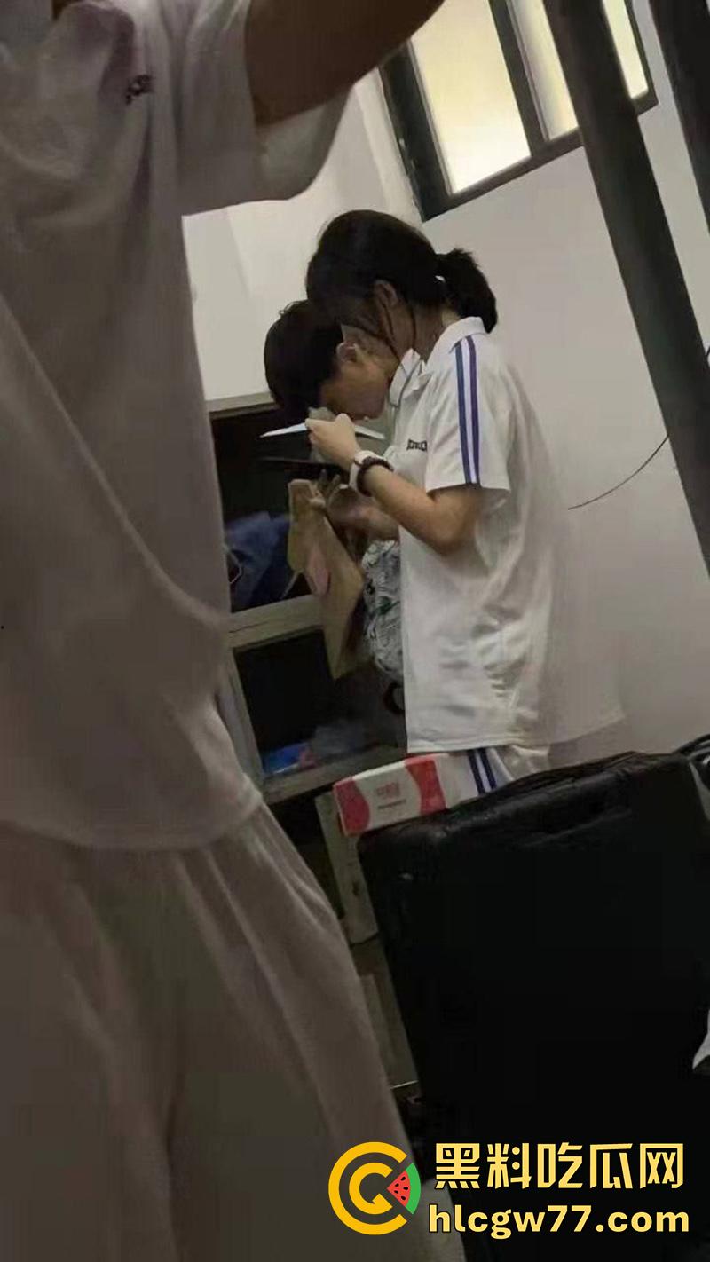 河南卫校寝室偷情，当着兄弟面操室友女友，兄弟想加入却被拒绝，直接将偷拍视频曝光！  第4张