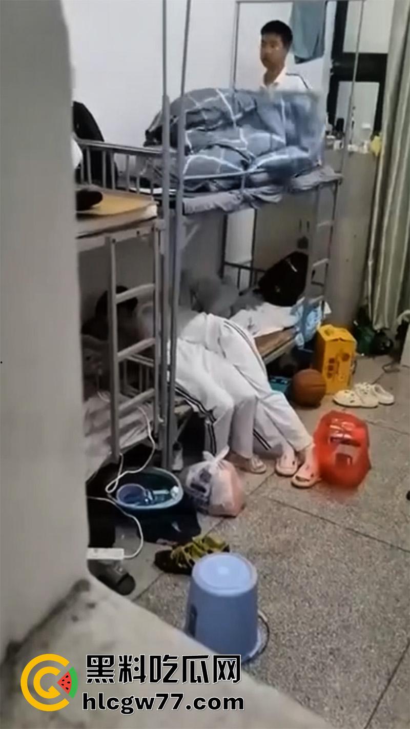 河南卫校寝室偷情，当着兄弟面操室友女友，兄弟想加入却被拒绝，直接将偷拍视频曝光！  第6张