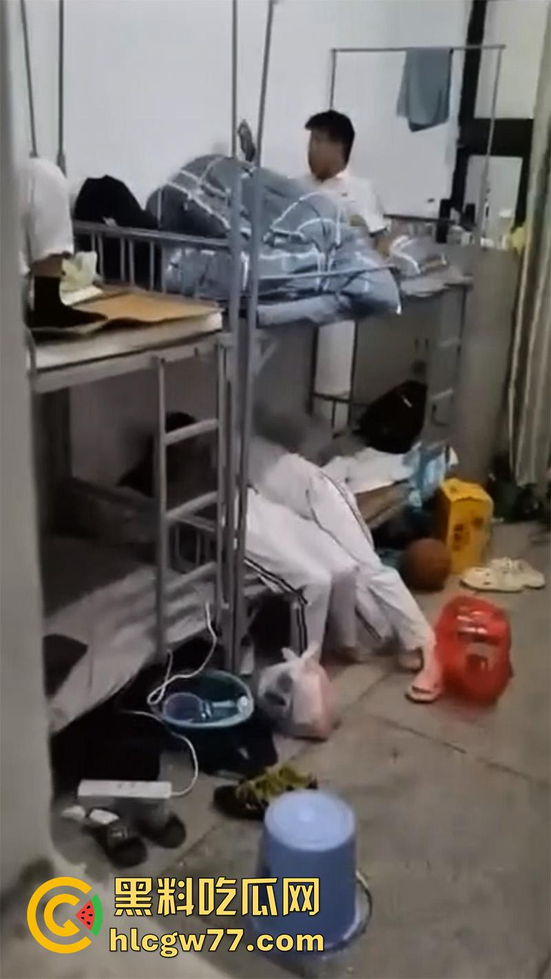 河南卫校寝室偷情，当着兄弟面操室友女友，兄弟想加入却被拒绝，直接将偷拍视频曝光！  第7张