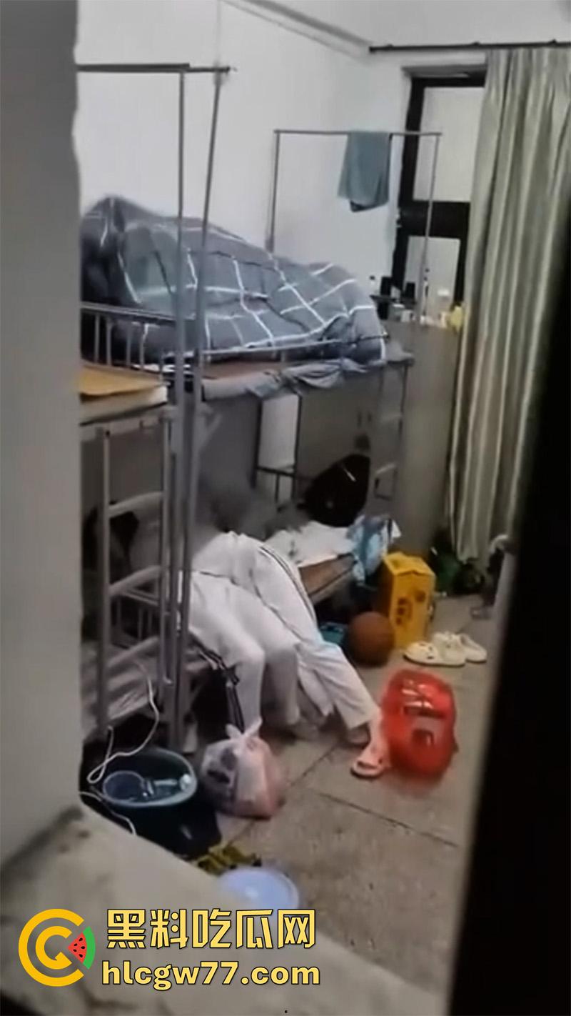 河南卫校寝室偷情，当着兄弟面操室友女友，兄弟想加入却被拒绝，直接将偷拍视频曝光！  第8张