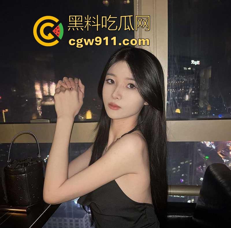 极品网红【桃夭夭】性感丝袜秀福利曝光，高颜值极品身材完美漏逼，小臀部翘得高高的，露出大屁股大长腿拍照！  第6张