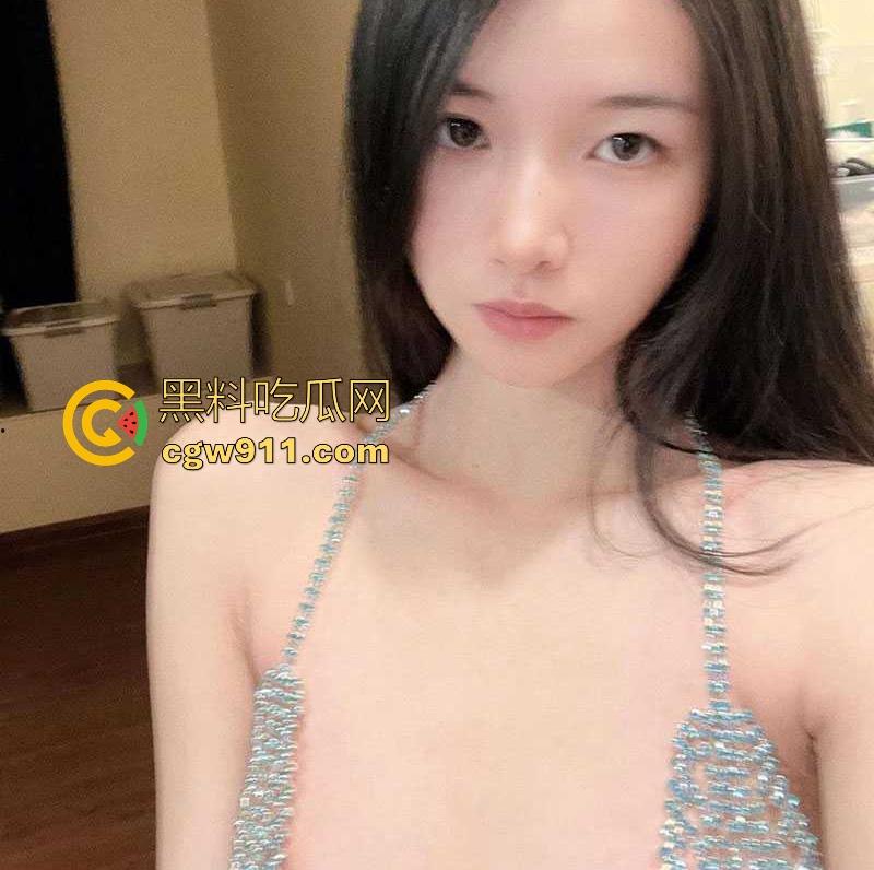 极品网红【桃夭夭】性感丝袜秀福利曝光，高颜值极品身材完美漏逼，小臀部翘得高高的，露出大屁股大长腿拍照！  第7张