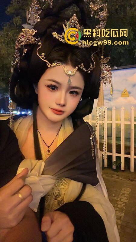 逆天老哥面基大屌萝莉，边爆菊边手淫，一夜大战酣畅淋漓，润滑油整整用了一瓶全见底，这画面太狠了！  第8张