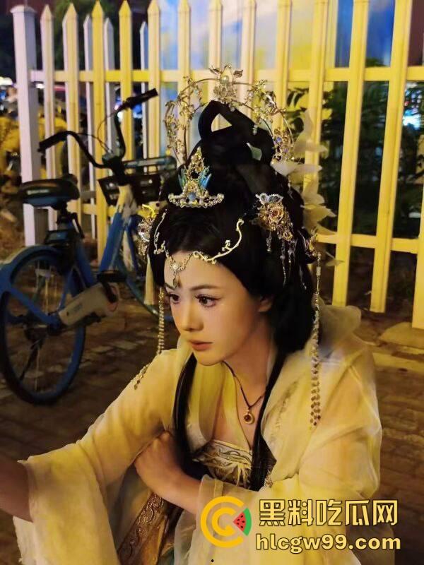 逆天老哥面基大屌萝莉，边爆菊边手淫，一夜大战酣畅淋漓，润滑油整整用了一瓶全见底，这画面太狠了！  第9张