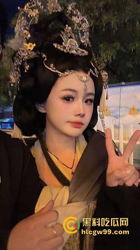 逆天老哥面基大屌萝莉，边爆菊边手淫，一夜大战酣畅淋漓，润滑油整整用了一瓶全见底，这画面太狠了！  第10张