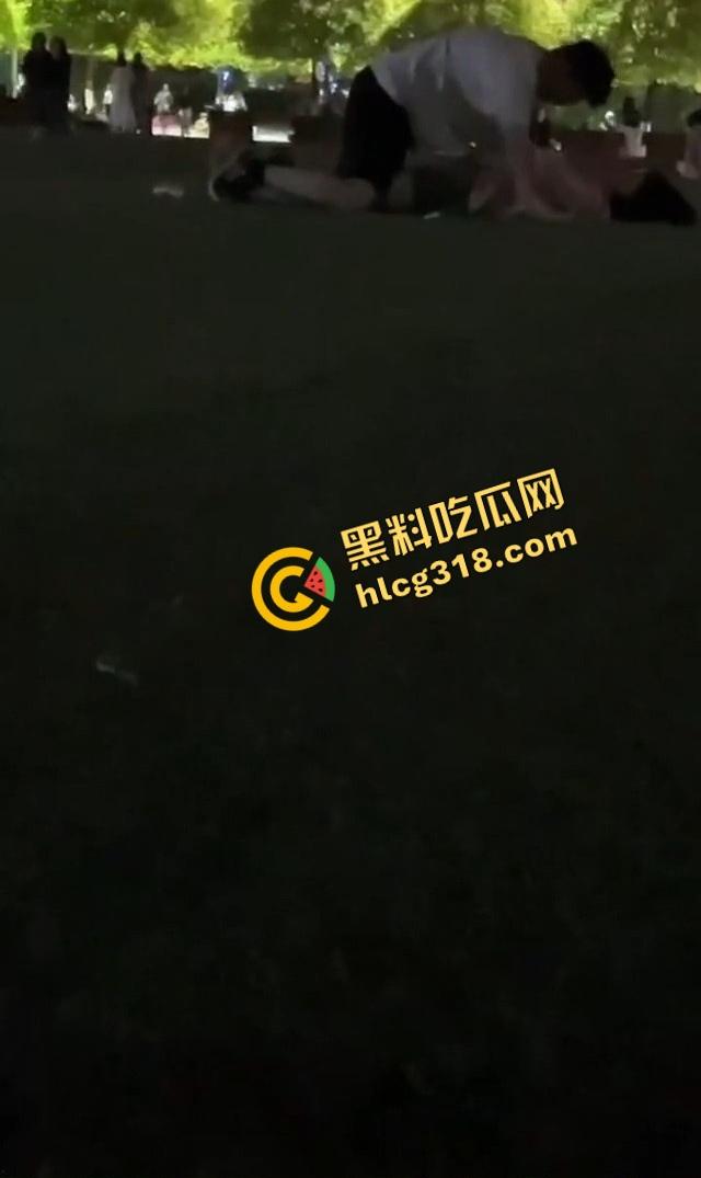 云南丽江师范大学操场，骚情侣忍不住当众开doi，全校围观操场不是艹场，野战直接干出圈！  第8张