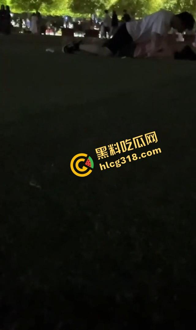 云南丽江师范大学操场，骚情侣忍不住当众开doi，全校围观操场不是艹场，野战直接干出圈！  第9张