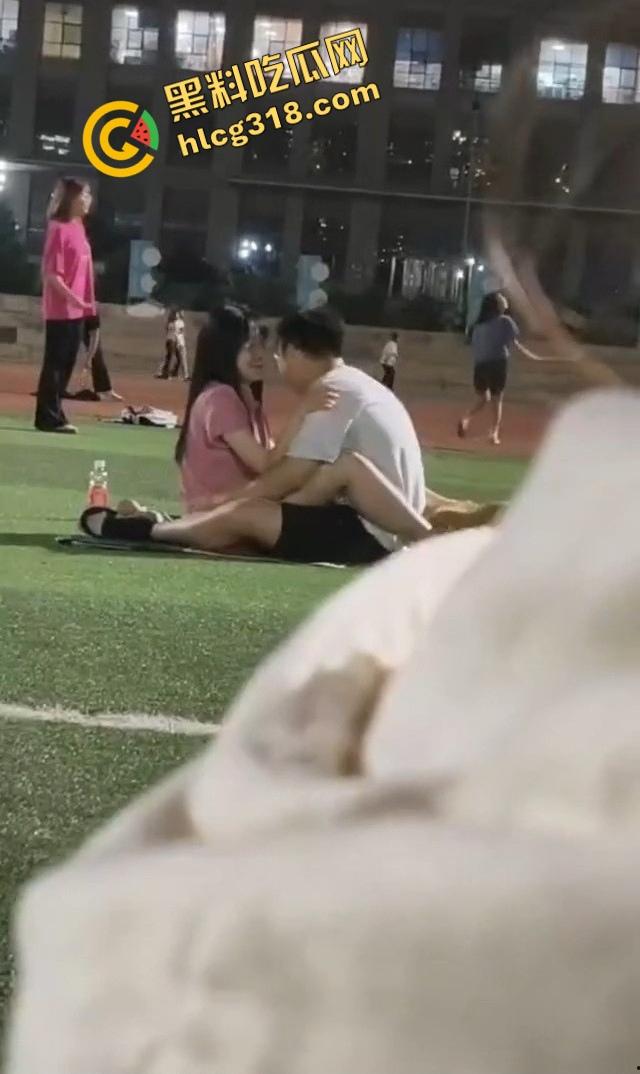 云南丽江师范大学操场，骚情侣忍不住当众开doi，全校围观操场不是艹场，野战直接干出圈！  第11张