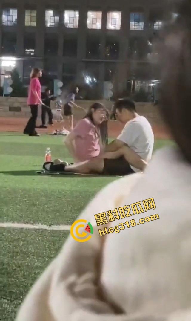 云南丽江师范大学操场，骚情侣忍不住当众开doi，全校围观操场不是艹场，野战直接干出圈！  第13张