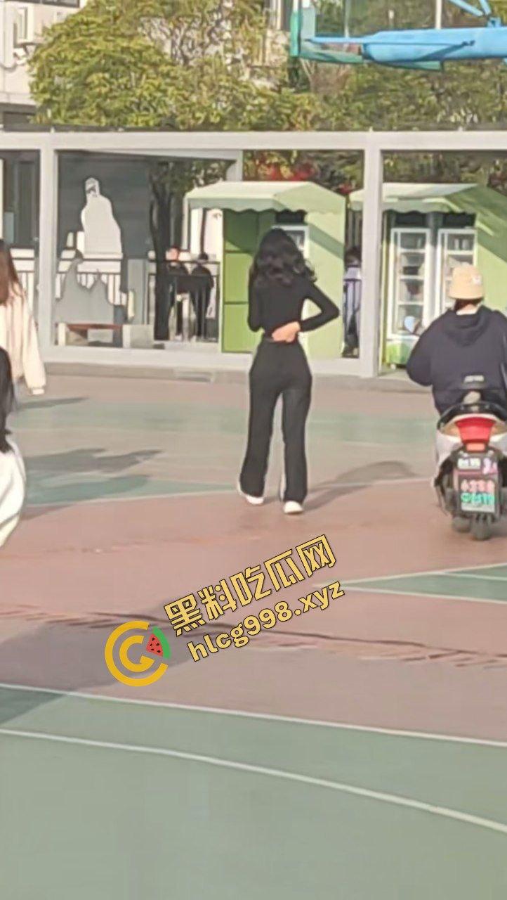 抖音小蛮腰骚逼『小冻狸』中国传媒大学最细之腰 校外被大哥看上 约操酒店后入 独家流出！  第2张