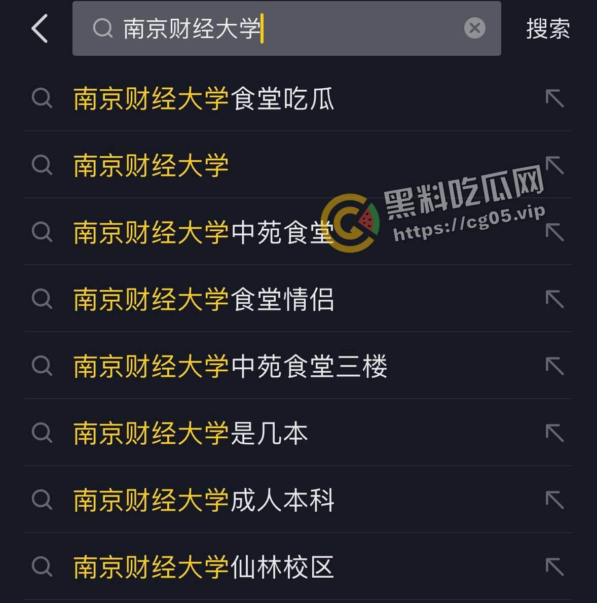 大学生真会玩！南京财经大学中苑食堂三楼 情侣在沙发上坐姿做爱被偷拍 不嫌害臊 还知道拿羽绒服挡一下  第2张