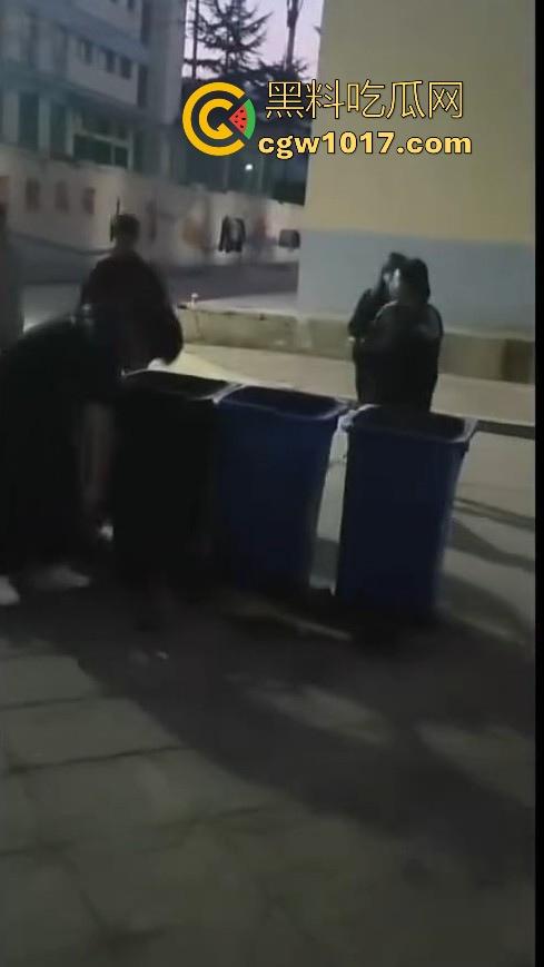 甘肃财贸职业学院学生虐狗事件曝光！把流浪小狗放到垃圾桶李用棍子猛捅，学生抖音扩散，多个账号被封禁！  第7张