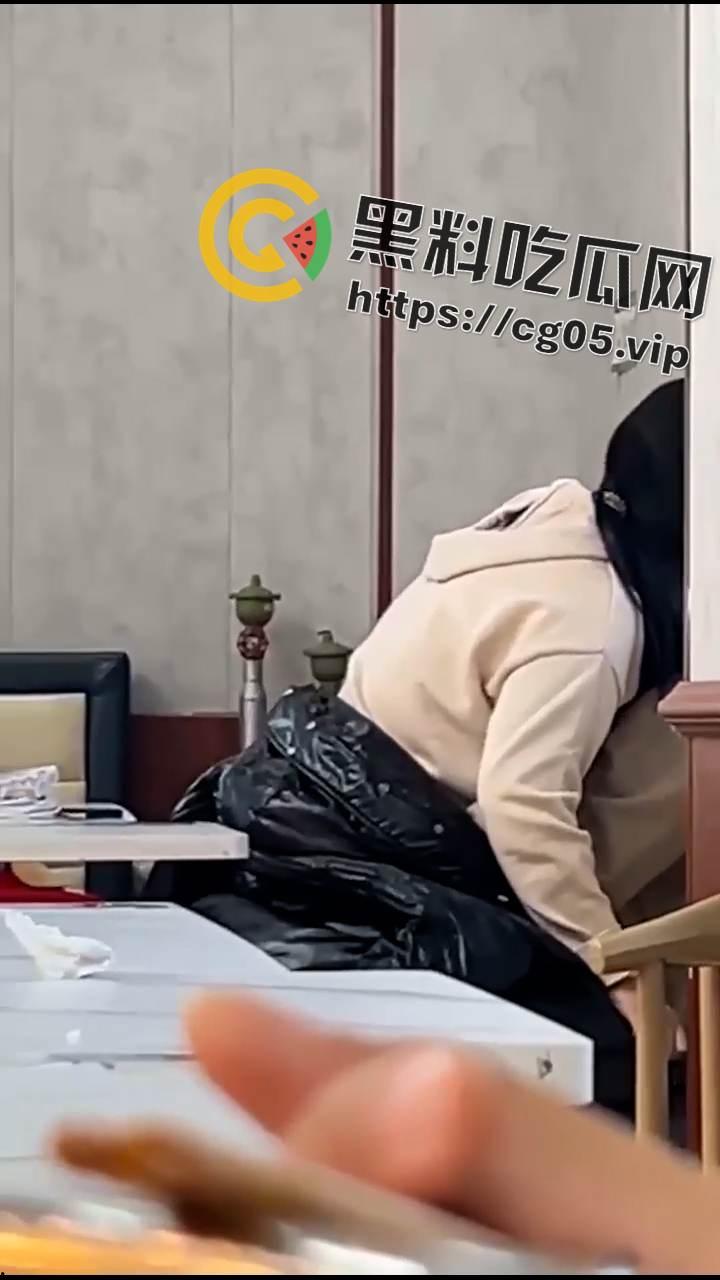 大学生真会玩！南京财经大学中苑食堂三楼 情侣在沙发上坐姿做爱被偷拍 不嫌害臊 还知道拿羽绒服挡一下  第5张