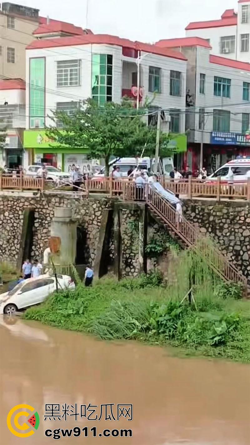 广东湛江女司机坠河，全程无人前去营救，万幸没有坠入河中，直到有群众报案后，才被120救走！  第1张