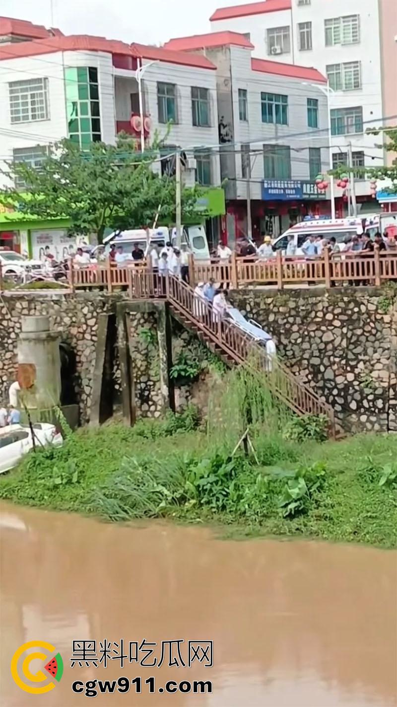 广东湛江女司机坠河，全程无人前去营救，万幸没有坠入河中，直到有群众报案后，才被120救走！  第2张