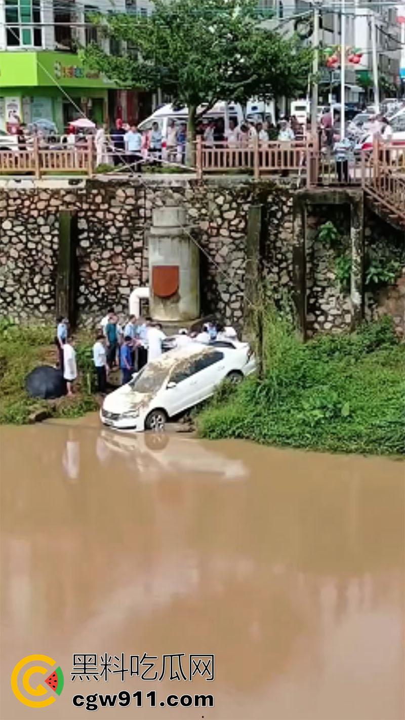 广东湛江女司机坠河，全程无人前去营救，万幸没有坠入河中，直到有群众报案后，才被120救走！  第4张