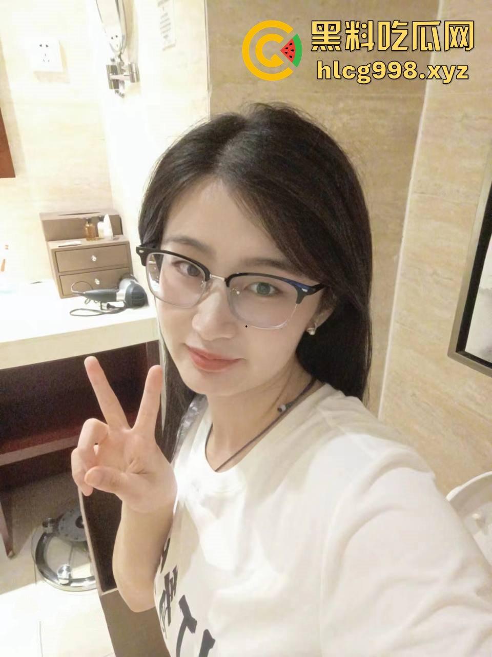 山西巨乳眼镜娘【秦雨薇】酒店私密性爱视频流出！镜子前狂秀傲人身材，男友爽翻！  第1张