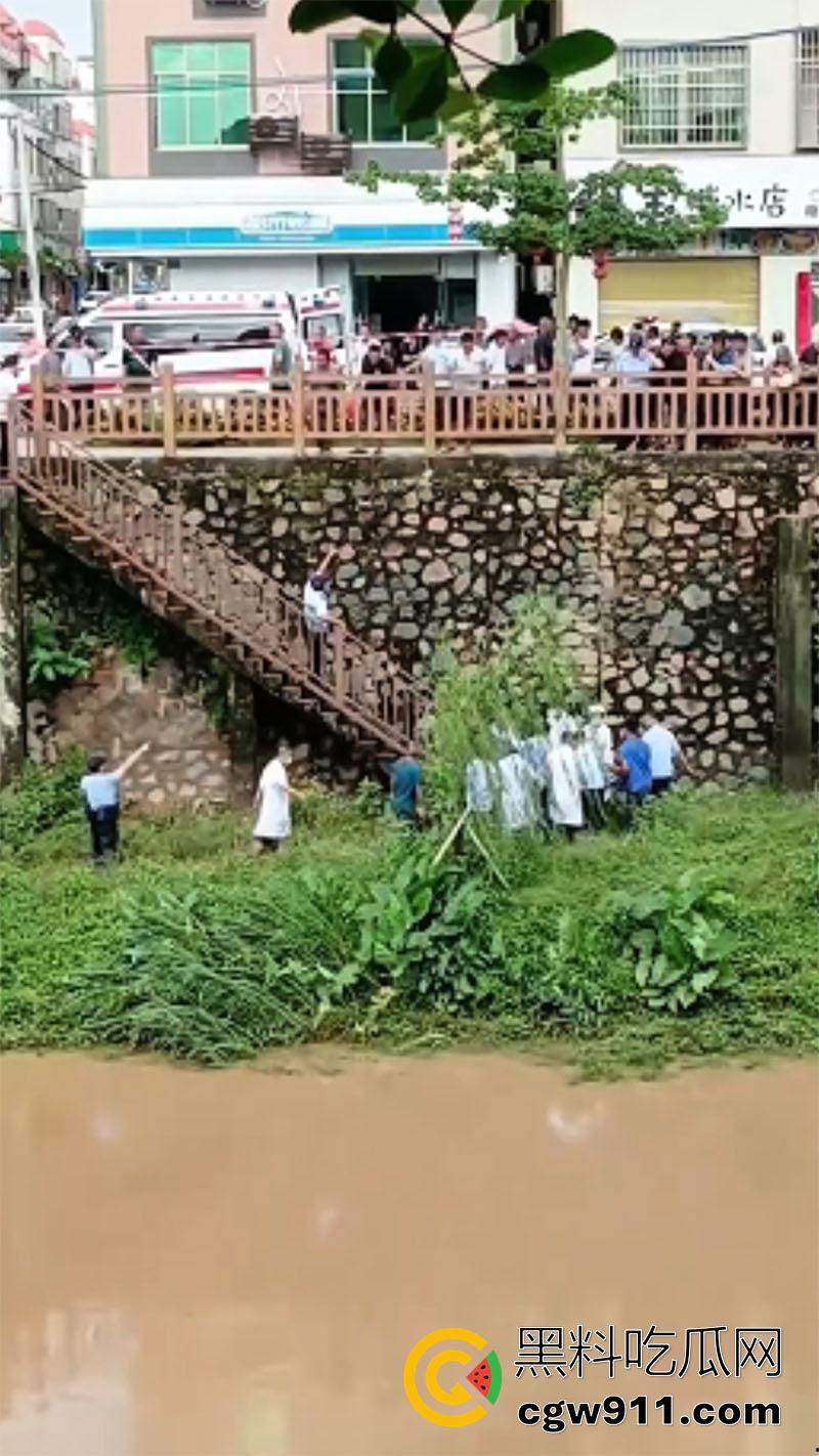 广东湛江女司机坠河，全程无人前去营救，万幸没有坠入河中，直到有群众报案后，才被120救走！  第5张