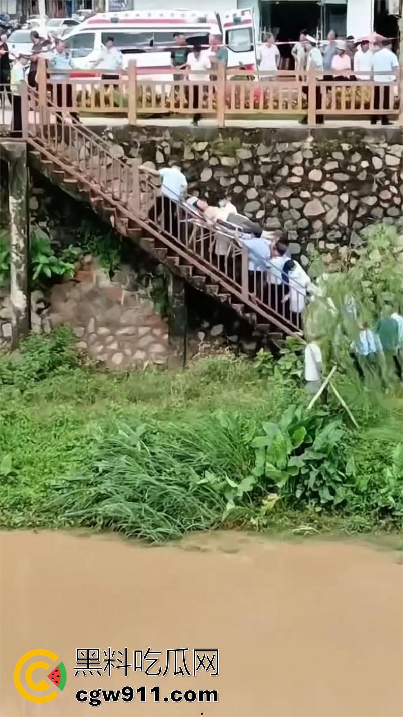 广东湛江女司机坠河，全程无人前去营救，万幸没有坠入河中，直到有群众报案后，才被120救走！  第6张