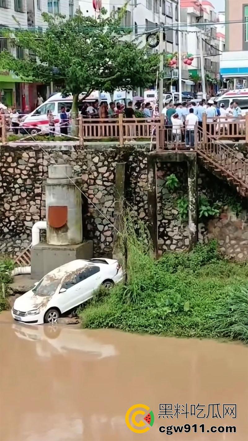 广东湛江女司机坠河，全程无人前去营救，万幸没有坠入河中，直到有群众报案后，才被120救走！  第7张