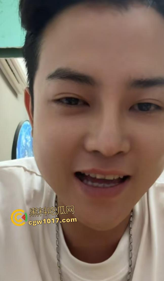 抖音【老运汉堡王】老板夫妇床战炸裂曝光，趁店没顾客直接开操，骑乘奶子下垂如50岁大妈，有骚劲还有股牛肉味！  第2张