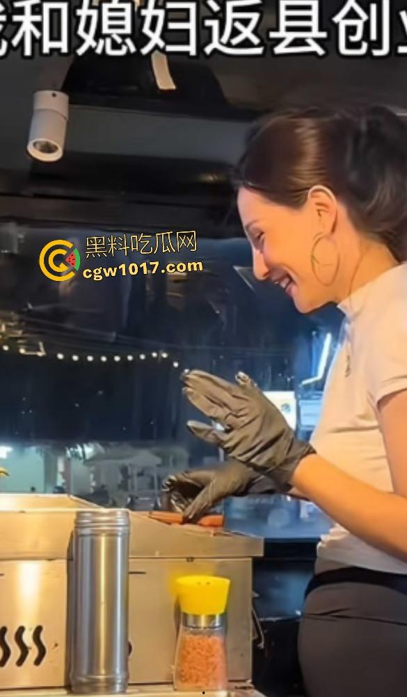 抖音【老运汉堡王】老板夫妇床战炸裂曝光，趁店没顾客直接开操，骑乘奶子下垂如50岁大妈，有骚劲还有股牛肉味！  第3张