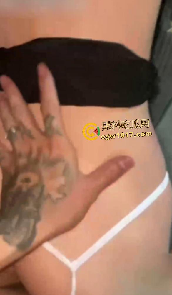 抖音【老运汉堡王】老板夫妇床战炸裂曝光，趁店没顾客直接开操，骑乘奶子下垂如50岁大妈，有骚劲还有股牛肉味！  第4张