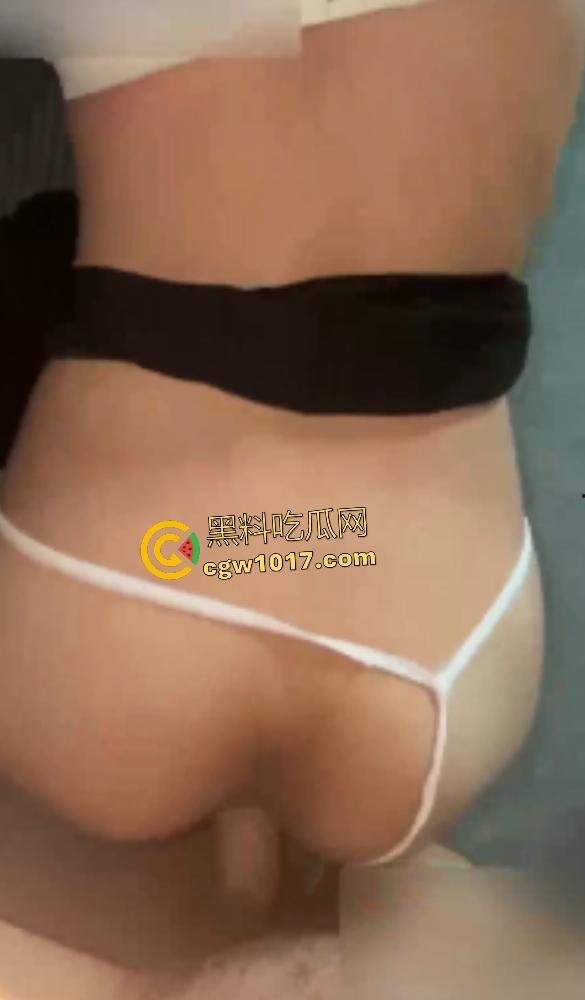 抖音【老运汉堡王】老板夫妇床战炸裂曝光，趁店没顾客直接开操，骑乘奶子下垂如50岁大妈，有骚劲还有股牛肉味！  第5张