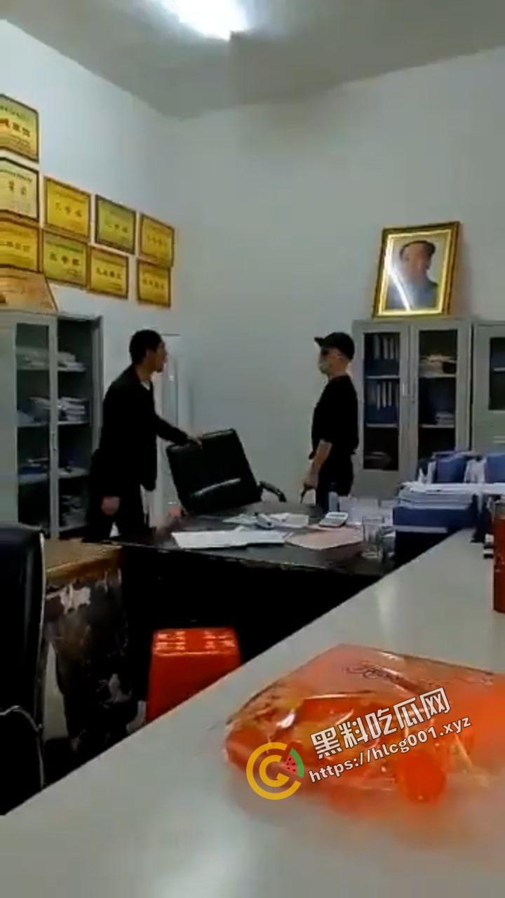 湖南省新宁县回龙村一村民与村委书记发生争执并将其当场捅死。视频由现场一名女村委委员拍下发在村群里喊人过来救命。  第2张