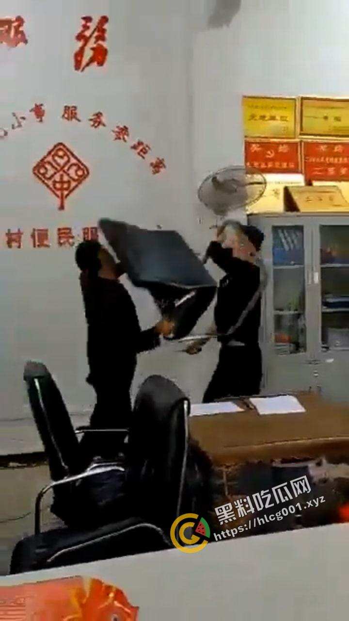 湖南省新宁县回龙村一村民与村委书记发生争执并将其当场捅死。视频由现场一名女村委委员拍下发在村群里喊人过来救命。  第3张