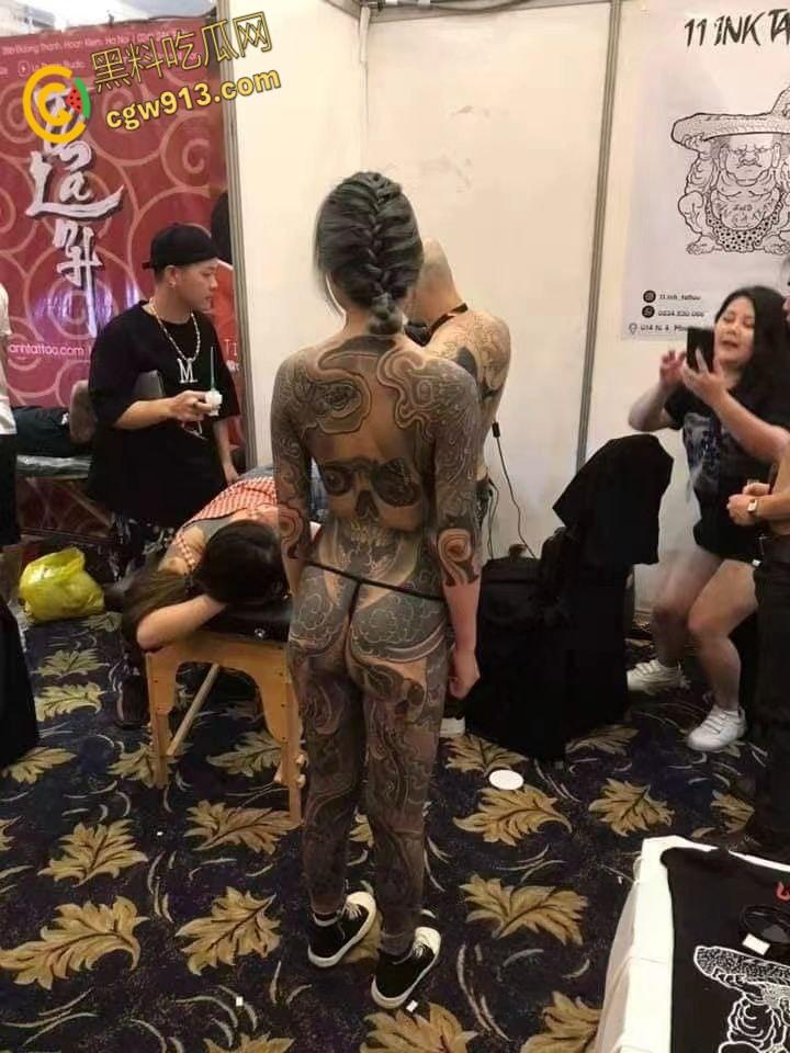 纹身展全裸欣赏纹身小妹，展现好女孩风采，创意胆大纹身设计，揭开艺术圈新星的独特魅力！  第1张