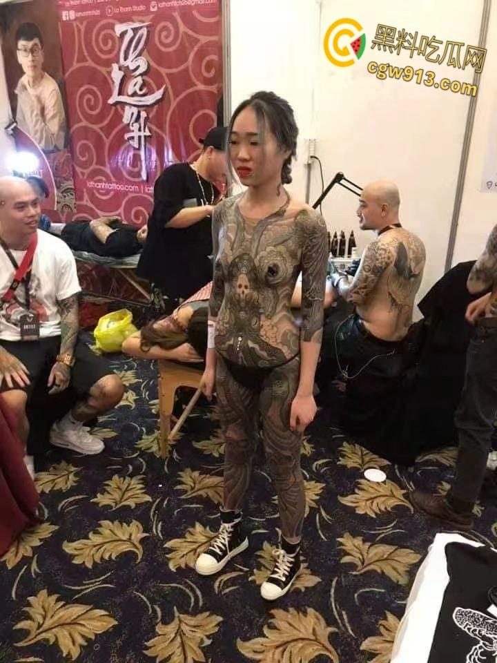 纹身展全裸欣赏纹身小妹，展现好女孩风采，创意胆大纹身设计，揭开艺术圈新星的独特魅力！  第2张