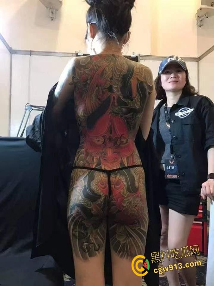 纹身展全裸欣赏纹身小妹，展现好女孩风采，创意胆大纹身设计，揭开艺术圈新星的独特魅力！  第4张