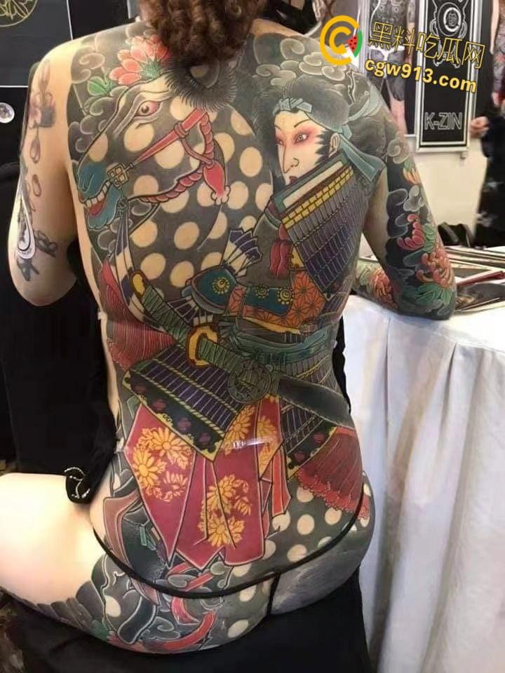 纹身展全裸欣赏纹身小妹，展现好女孩风采，创意胆大纹身设计，揭开艺术圈新星的独特魅力！  第5张