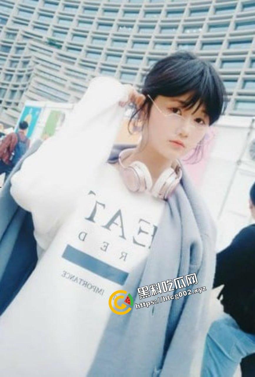 极品反差18岁露脸学生妹援交！短发清纯可人兼职平面模特 脱衣洗澡无套爱爱 对话有趣！  第3张