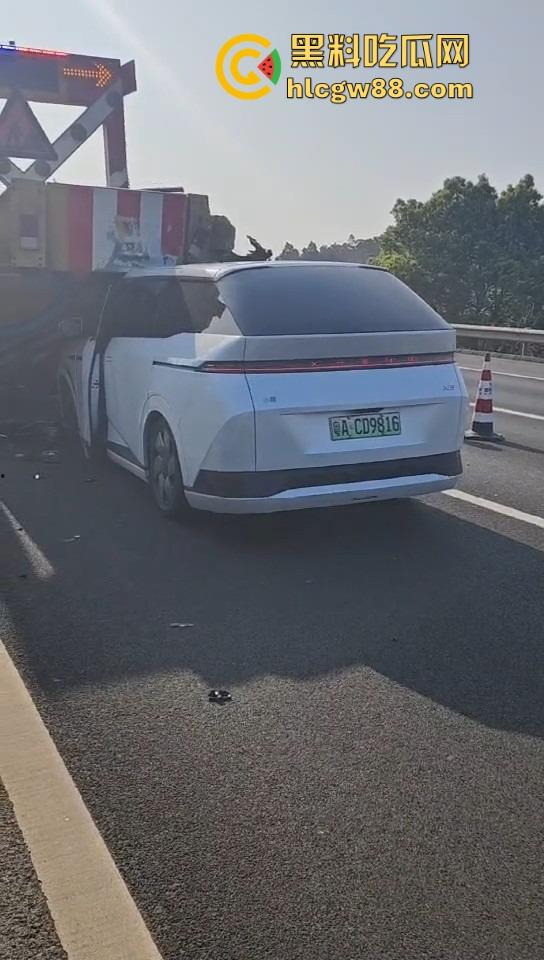 广东小鹏智驾直接失智，高速接管30码直接撞上故障车，气囊都不弹，NGP一夜变NG死？  第8张