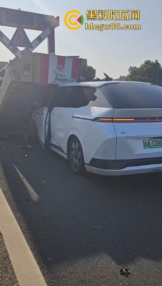 广东小鹏智驾直接失智，高速接管30码直接撞上故障车，气囊都不弹，NGP一夜变NG死？  第9张