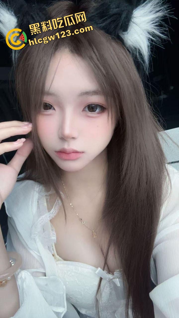 这次不是灌精了是灌奶茶 珍珠奶绿全都倒进逼里搅 吸管一插直接喝 甜到发骚羞耻感爆表！  第4张