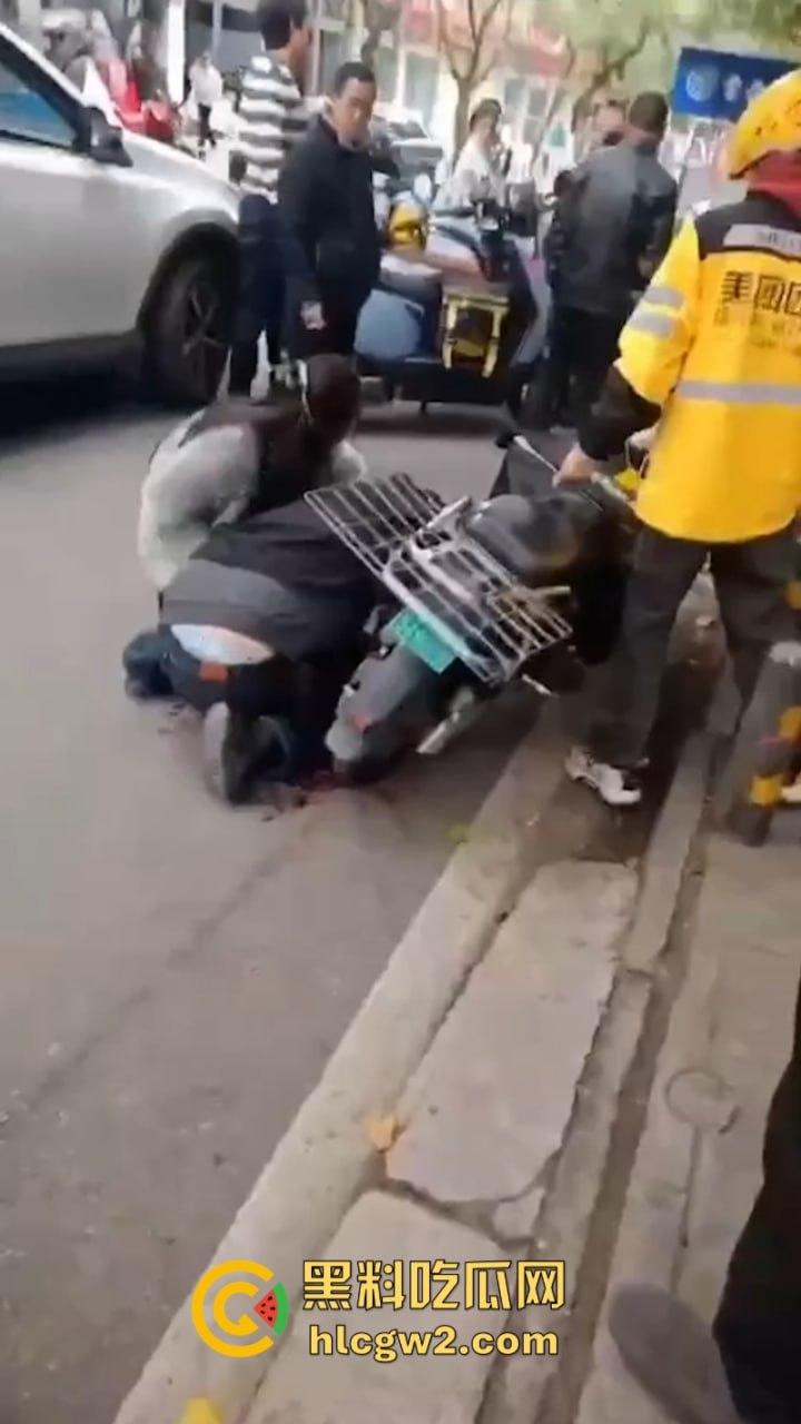 嚣张自有天收！成都龙泉驿开车男路怒 推搡辱骂外卖员被一招封喉  第2张