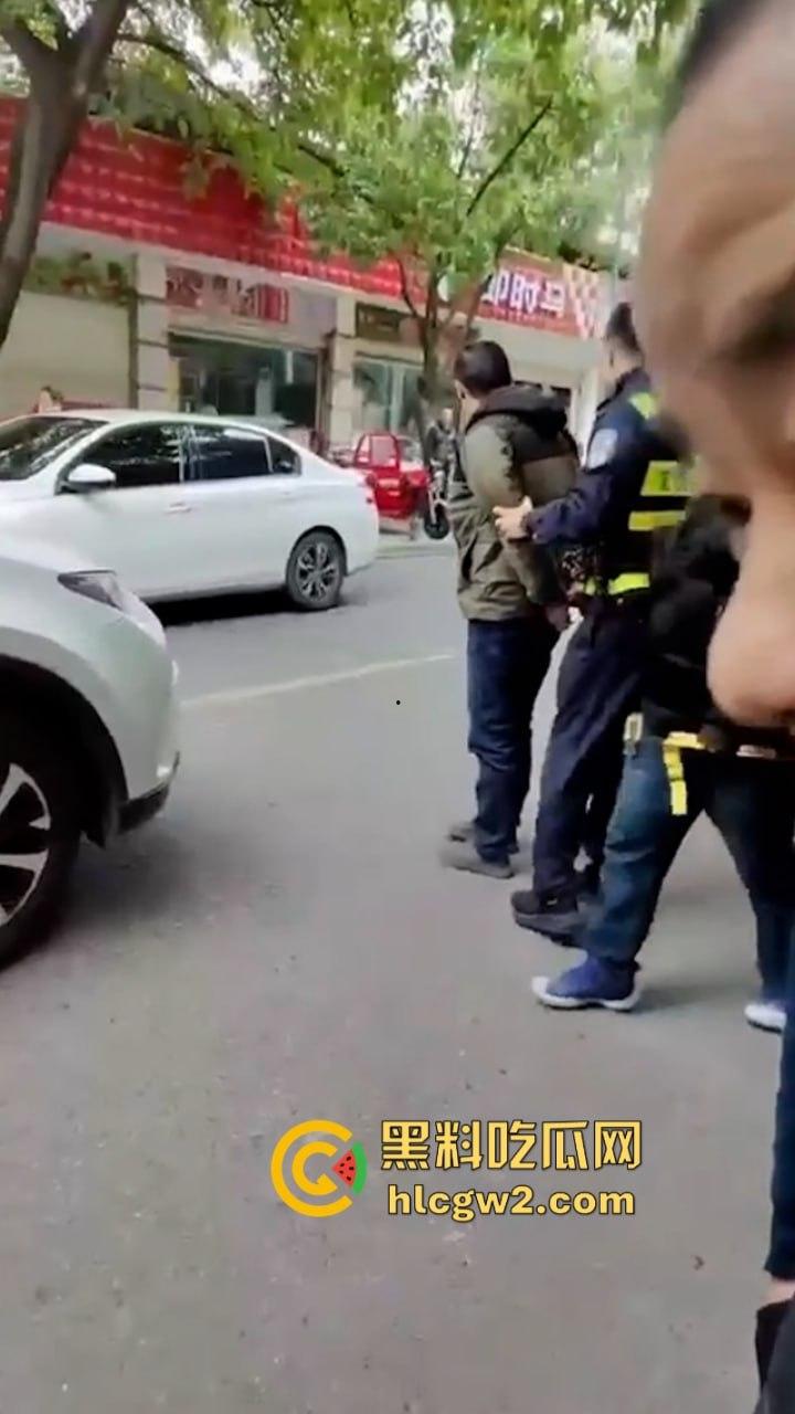 嚣张自有天收！成都龙泉驿开车男路怒 推搡辱骂外卖员被一招封喉  第3张