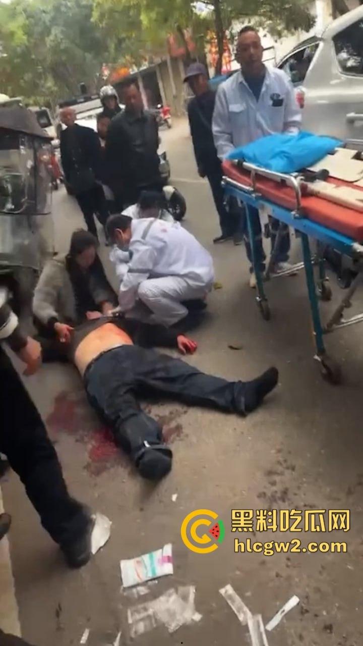 嚣张自有天收！成都龙泉驿开车男路怒 推搡辱骂外卖员被一招封喉  第4张