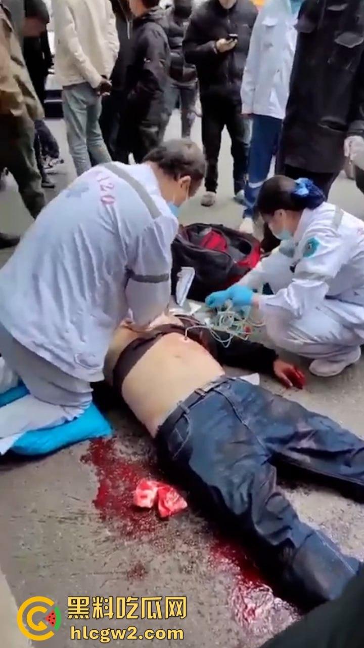 嚣张自有天收！成都龙泉驿开车男路怒 推搡辱骂外卖员被一招封喉  第5张